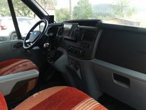 le poste de conduite avec caméra de recul et GPS spécial.jpg