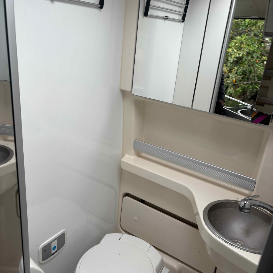 5-Camping Car Fiat Ducato Cabinet de Toilette.jpeg