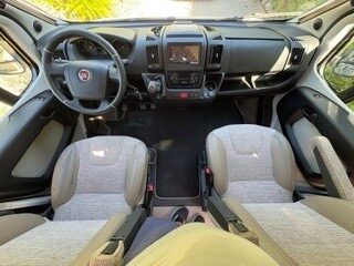 Camping Car Avant sieges pilotage.jpg