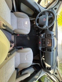 Camping Car Avant sieges pilotage.jpg